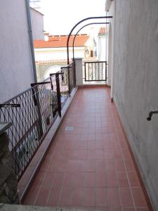 Apartments Meni的阳台或露台