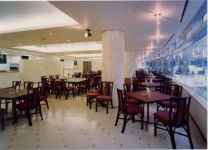 湯澤的住宿－湯澤銀水木屋酒店，餐厅内带桌椅的用餐室