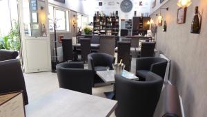 a restaurant with tables and chairs and a bar at Ô Spa Champenois in Écueil