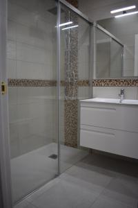 W łazience znajduje się szklana kabina prysznicowa i umywalka. w obiekcie COSTA DEL SILENCIO - 28/5 UP w mieście Costa Del Silencio