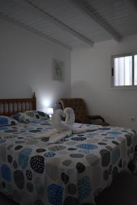 una camera da letto con un letto e un asciugamano sopra di COSTA DEL SILENCIO - 28/5 UP a Costa Del Silencio