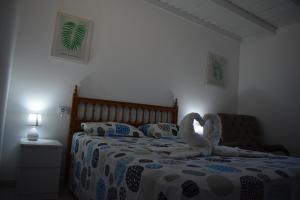 una camera da letto con un letto con due cigni sopra di COSTA DEL SILENCIO - 28/5 UP a Costa Del Silencio