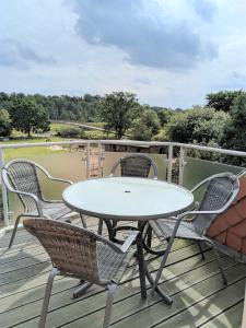 einen Tisch und Stühle auf einer Terrasse mit Aussicht in der Unterkunft Appartement 34 - Ostseedomizil in Timmendorfer Strand