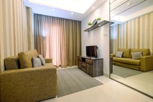 Μια τηλεόραση ή/και κέντρο ψυχαγωγίας στο Elegant and Modern 2BR Apartment at Signature Park Grande By Travelio