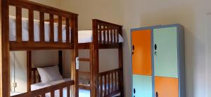 Ein Etagenbett oder Etagenbetten in einem Zimmer der Unterkunft Happy Penida Hostel