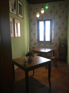 salon ze stołem i oknem w obiekcie ca vittoria w mieście Busco