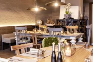Hotel Gasthof Fischer餐厅或其他用餐的地方