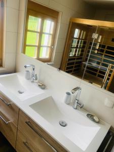 baño con 2 lavabos y espejo grande en REnthouse - Ferienhaus am Weinberg en Rechnitz