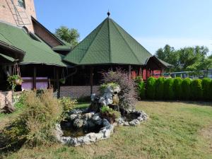 een tuin met een vijver voor een gebouw bij Hotel Vetrenjača in Vršac