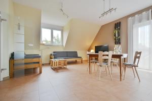 ein Wohnzimmer mit einem Tisch und einem Sofa in der Unterkunft Rieslingstube bei Britta & Joachim in Undenheim