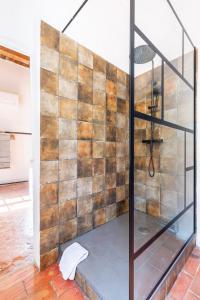 - une douche dans une chambre dotée d'un mur en bois dans l'établissement LE PANIER ENCHANTÉ - Suites & Loft - Terrasse et patio au dessus du Vieux Port, à Marseille