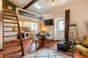 a room with a dining table and a bunk bed at LE PANIER ENCHANTÉ - Suites & Loft - Terrasse et patio au dessus du Vieux Port in Marseille