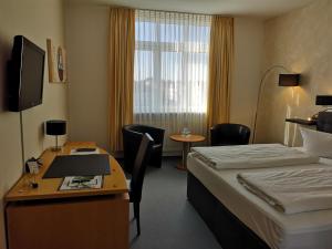 Televiisor ja/või meelelahutuskeskus majutusasutuses Hotel Zur Alten Druckerei