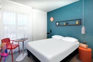 Postel nebo postele na pokoji v ubytování Hôtel ibis Styles Clermont-Ferrand Gare