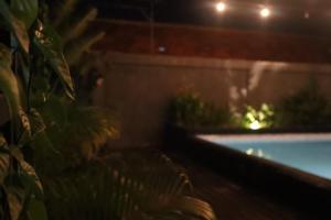 Front One Inn Kediri 내부 또는 인근 수영장