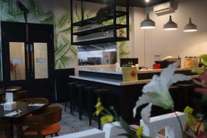 Front One Inn Kediri 레스토랑 또는 맛집