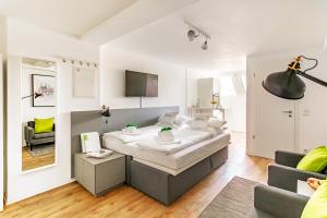 Un dormitorio con una cama y una sala de estar. en StayS Apartments, en Núremberg