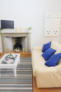 ein Wohnzimmer mit Couch und Kamin in der Unterkunft La Casa Di Betta in Florenz