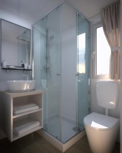 y baño con ducha, aseo y lavamanos. en Victoria Mobilehome in Istra Premium Camping Resort en Funtana