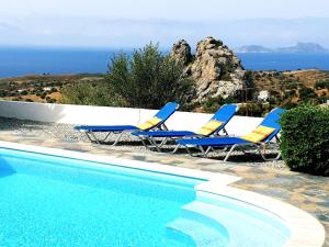 アギア・ガリニにあるBeautiful Villa in Agia Galini Creteの椅子2脚、海の景色を望むプール