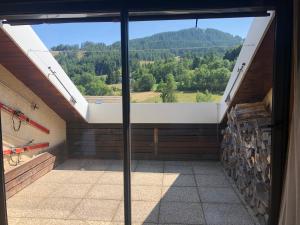 vistas desde el interior de una habitación con una gran ventana en Duplex 6 à 8 couchages calme avec solarium plein Sud, en Ancelle