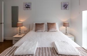 Luxury Central London Apartment tesisinde bir odada yatak veya yataklar