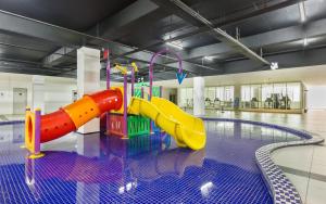 La pileta dentro o cerca de Seasons Luxury Apartment By RR JBcity