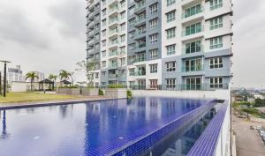 een zwembad voor een gebouw bij Seasons Luxury Apartment By Jk Home in Johor Bahru