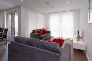 A seating area at Luxury Central London Apartment