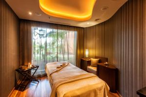 A bed or beds in a room at Kempinski Hotel Bahía Beach Resort & Spa