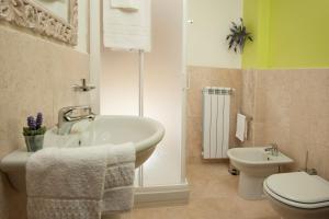ein Badezimmer mit einer Badewanne, einem WC und einem Waschbecken in der Unterkunft Antico Granaione in Rapolano Terme