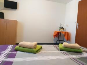 Giường trong phòng chung tại U Pohody