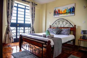 Una cama o camas en una habitación de Westlands place 1 bedroom - Safari House, Sherry Homes