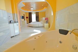 Koupelna v ubytování Monte Mare Hotel + 37 fotografií