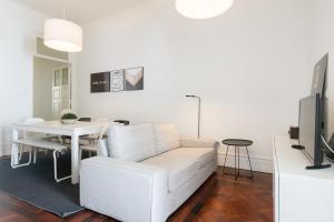 TV a/nebo společenská místnost v ubytování Baixa24 · City Center Private Sun Deck Apartment