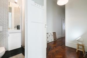 Koupelna v ubytování Baixa24 · City Center Private Sun Deck Apartment + 37 fotografií