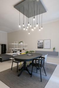 une salle à manger avec une table et des chaises noires dans l'établissement Baixa24 •P1L• Amplo estúdio na baixa com varanda, à Porto