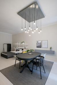 a dining room with a black table and chairs at Baixa24 •P1L• Amplo estúdio na baixa com varanda in Porto