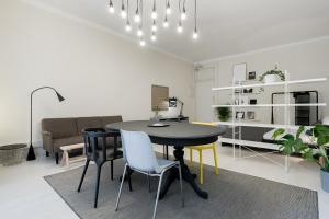 salon z czarnym stołem i krzesłami w obiekcie Baixa24 •P1L• Amplo estúdio na baixa com varanda w Porto