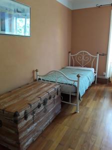 1 dormitorio con cama y tronco de madera en Gîte, en Montagny-sur-Grosne