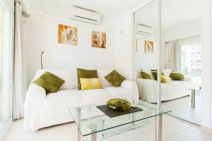 Posezení v ubytování PYR Beach and Pool Views Apartment + 13 fotografií