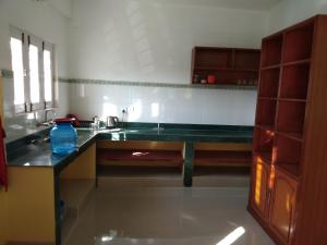 Dapur atau dapur kecil di Happy Sedi Lodge
