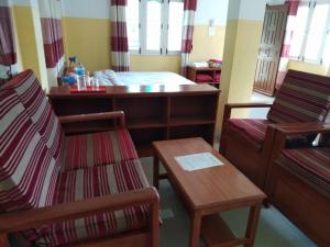 Ruang duduk di Happy Sedi Lodge