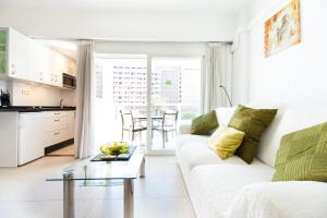 un soggiorno bianco con divano bianco e tavolo di PYR Private Apartment SUNNY pool SIDE a Fuengirola