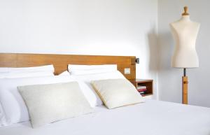En eller flere senge i et værelse på FuordArno Bed & Breakfast