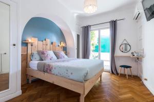 een slaapkamer met een groot bed en een groot raam bij 6 bedrooms seaview house, Old Town in Nice