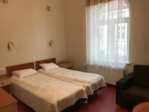 - une chambre avec 2 lits et une fenêtre dans l'établissement Hommiku Guesthouse, à Pärnu