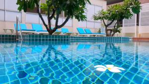 בריכת השחייה שנמצאת ב-FuramaXclusive Sathorn, Bangkok או באזור