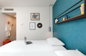 Postel nebo postele na pokoji v ubytování Hôtel ibis Styles Clermont-Ferrand Gare