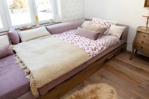 un sofá con una manta en una habitación en NEW, Stylish and modern central Studio, FREE parking, en Celje